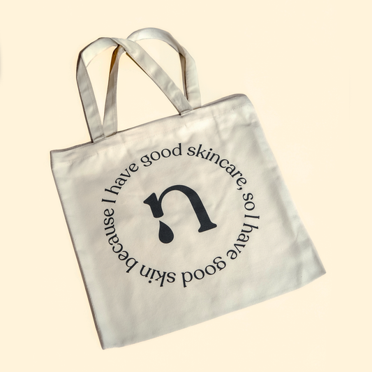 A stylish tote bag in a neutral color, featuring sturdy handles and a spacious interior. The design is versatile and suitable for everyday use, combining fashion and functionality in a chic accessory.